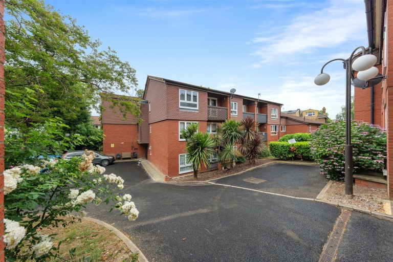 Cedar Close, London